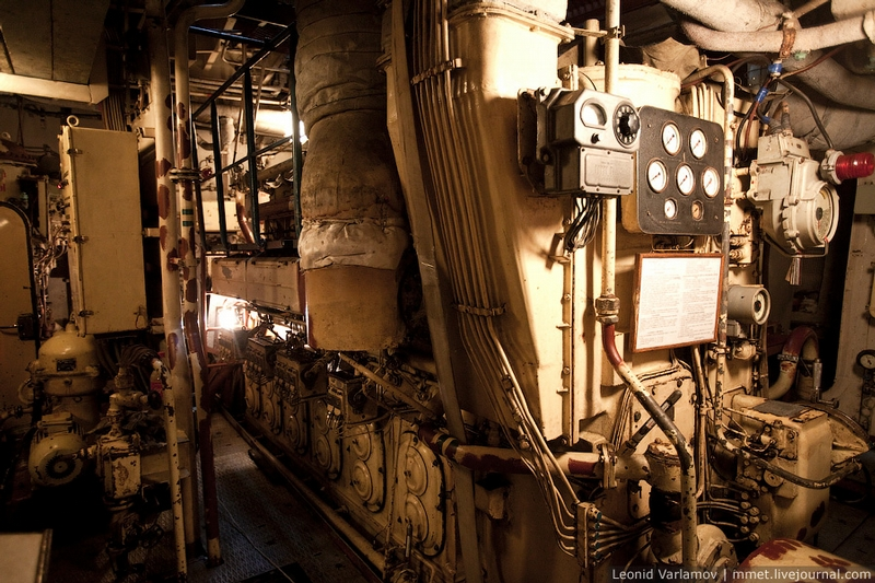 Illustration for article titled Inside a 132,000-gallon Russian oil tanker